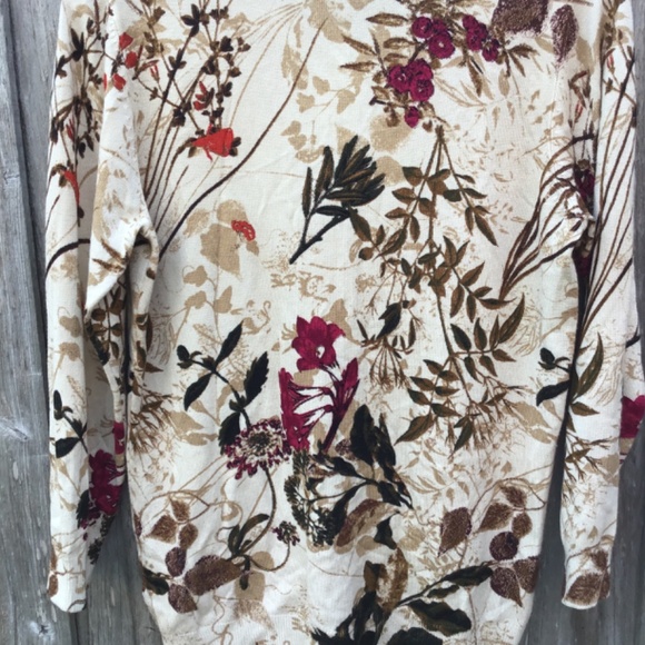 Button up sweater. Beige background floral and foliage print. Joseph A. Size m - Picture 3 of 4